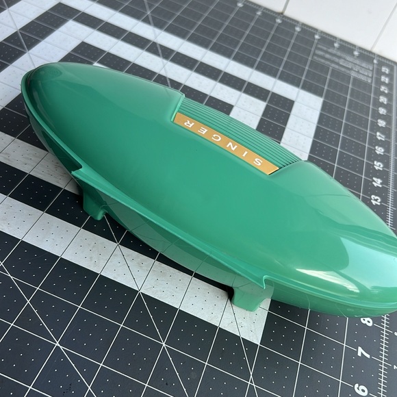 1960s Singer Sewing machine Button Attachment Case & buttonholers - Picture 6 of 8